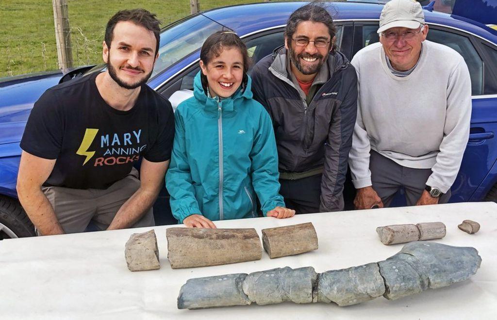 Dean Lomax, Ruby Reynolds, Justin Reynolds y Paul de la Salle encontraron piezas de la criatura marina