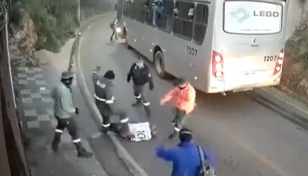 VIDEO: Pasajeros Bajan De Bus Para Golpear A Sujeto Que Asaltaba A ...