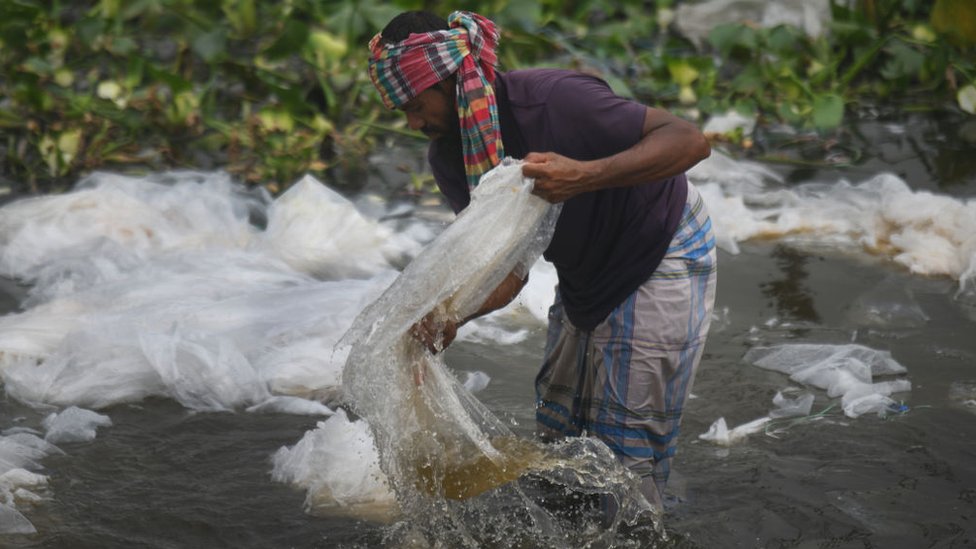 Un río contaminado con plástico