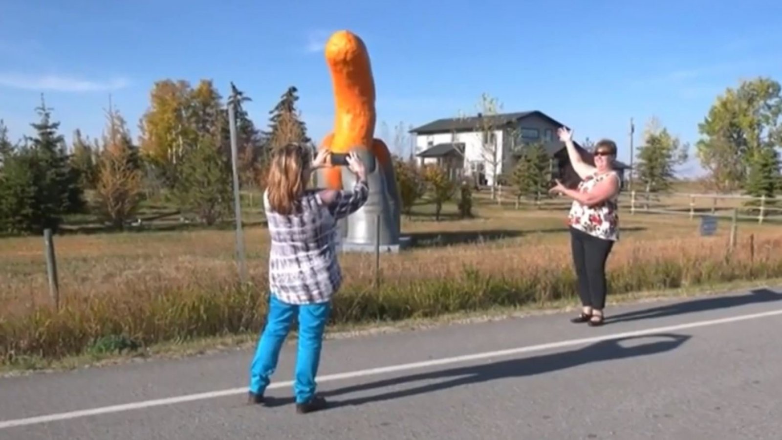 Instalan escultura en honor a los Cheetos en pequeño pueblo de Canadá