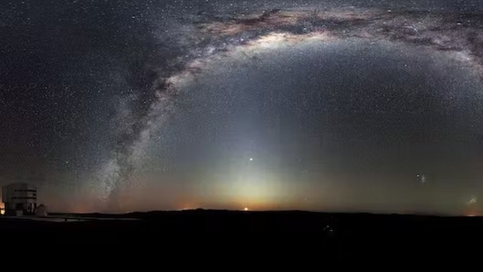 Panorámica de la Vía Láctea sobre uns telescopios.