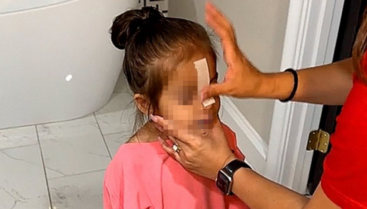 Una madre obliga a su hija de 5 años a depilarse las cejas