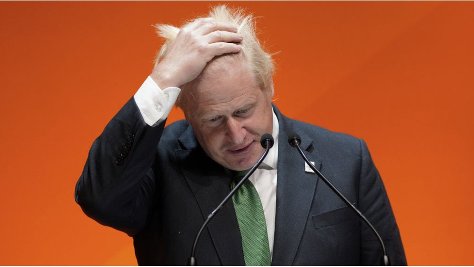 Boris Johnson agarrándose la cabeza.