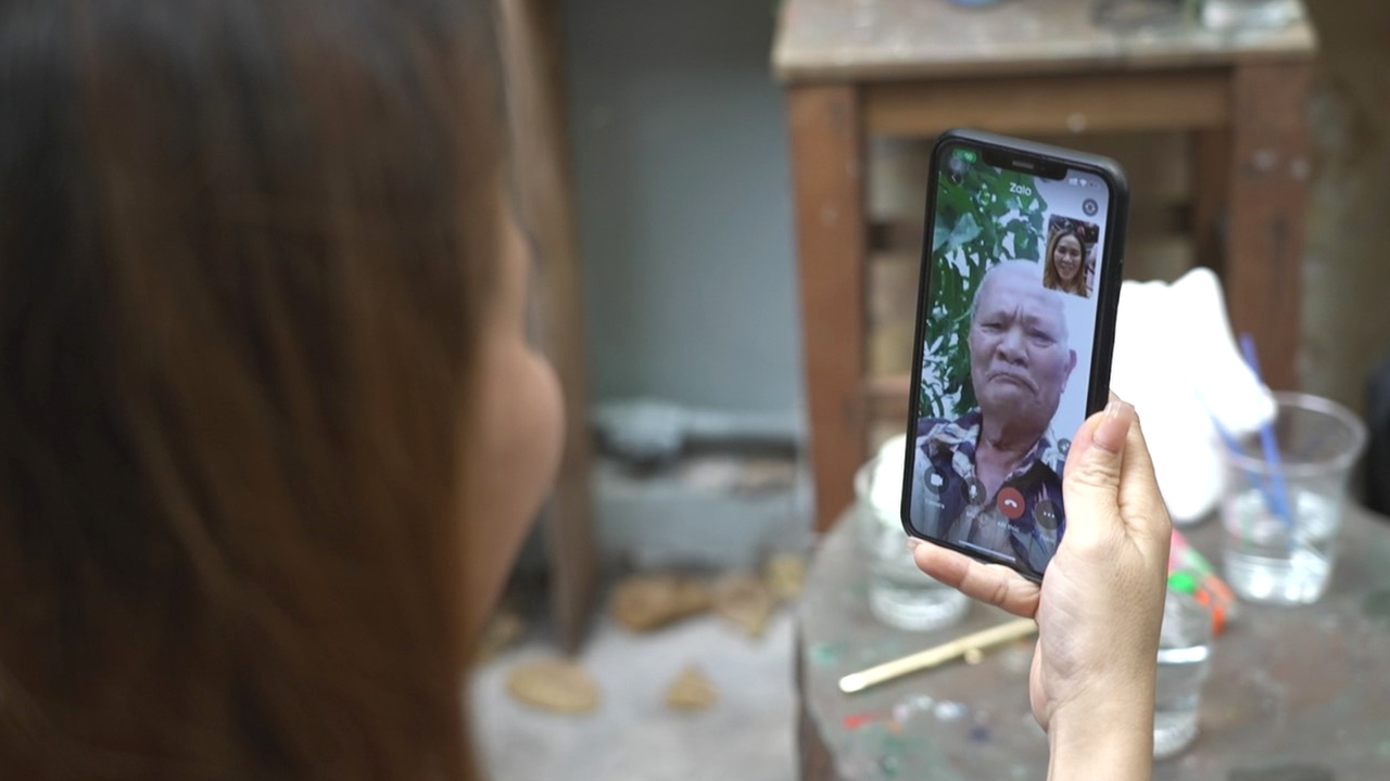 Giang hablando con su padre por videollamada