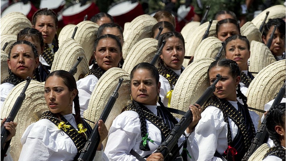 Desfile de "Adelitas".