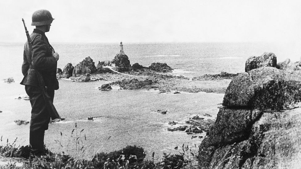 Soldado alemán en la costa de Jersey.