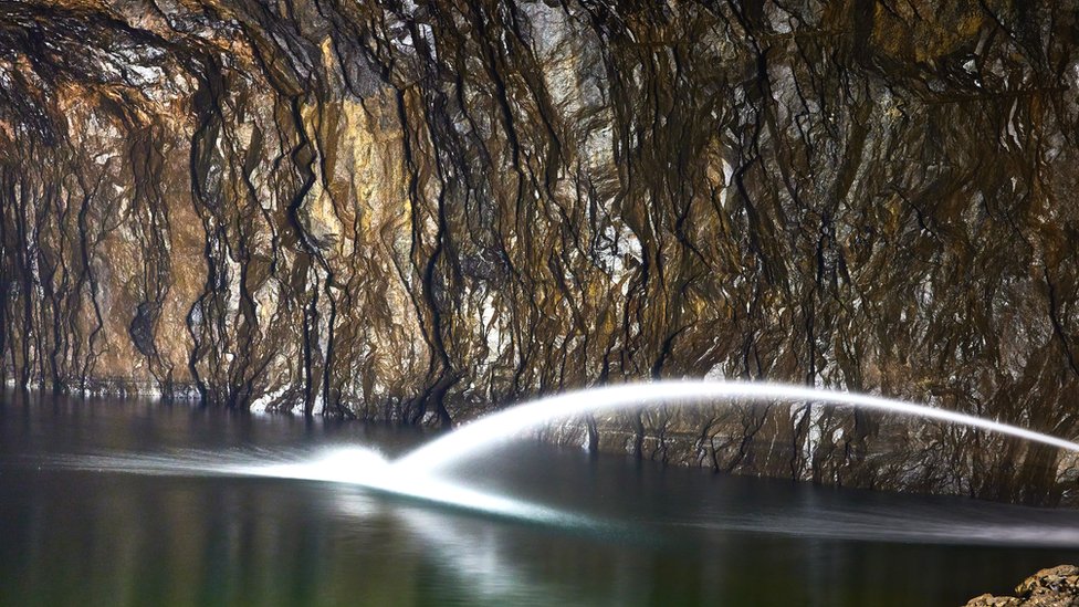 Otra vista de la caverna mientras es inundada.