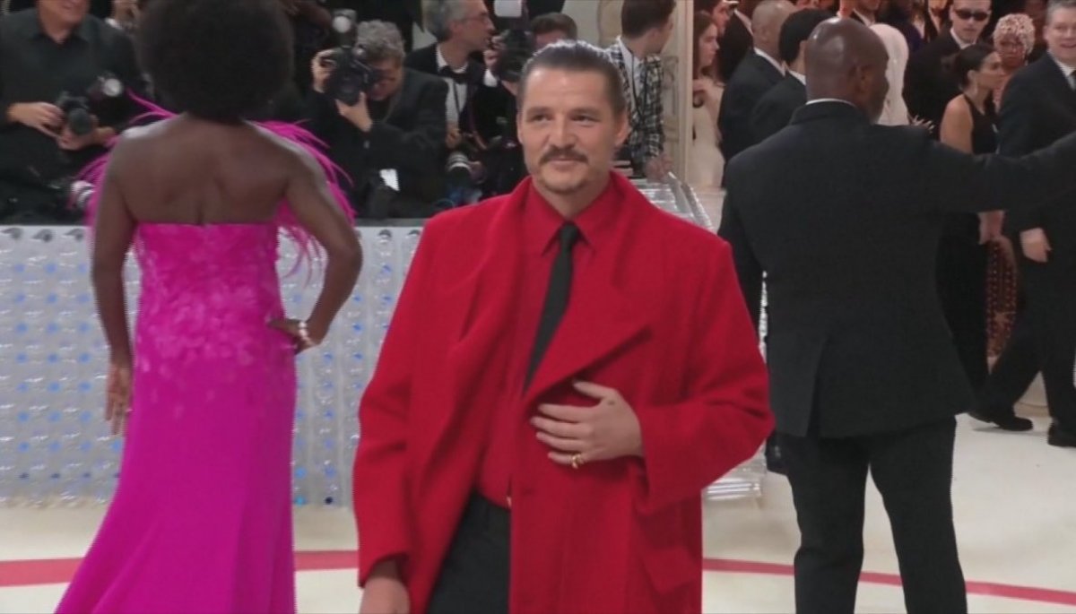 Innovador look de Pedro Pascal sorprende en Met Gala 24horas