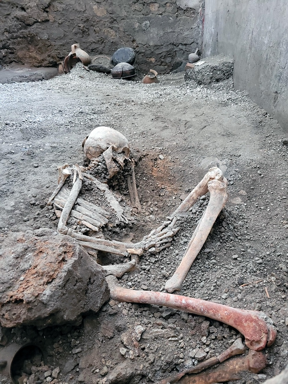 Restos óseos de dos hombres hallados en Pompeya.