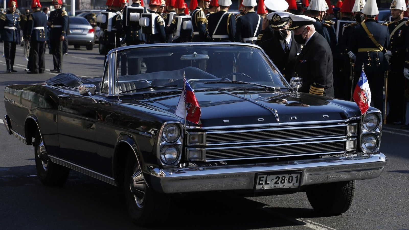 Ford Galaxie estacionado. Cuenta Pública.