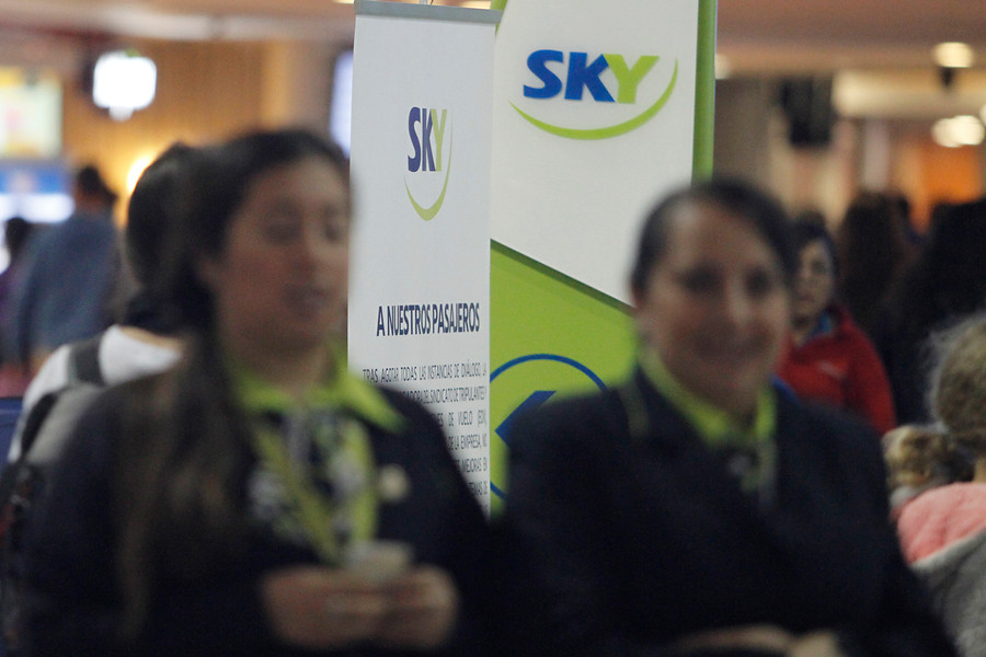 Logo de SKY Airline en el aeropuerto con azafatas