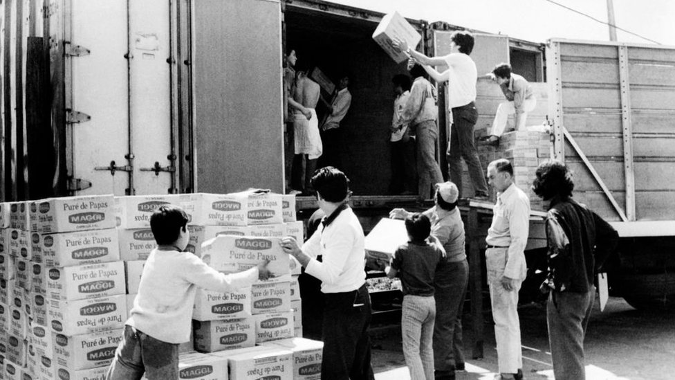 Estudiantes intentan distribuir alimentos luego de que se bloqueara el suministro tras el paro de octubre.