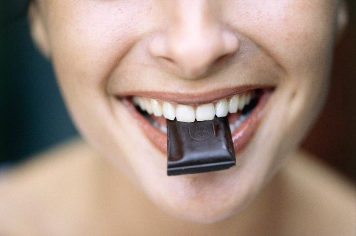 Mujer comiendo chocolate