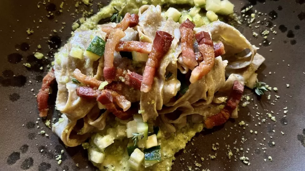 Tagliatelle de grillo servido con calabacín, crema de calabacín, tocino crujiente, parmesano y albahaca