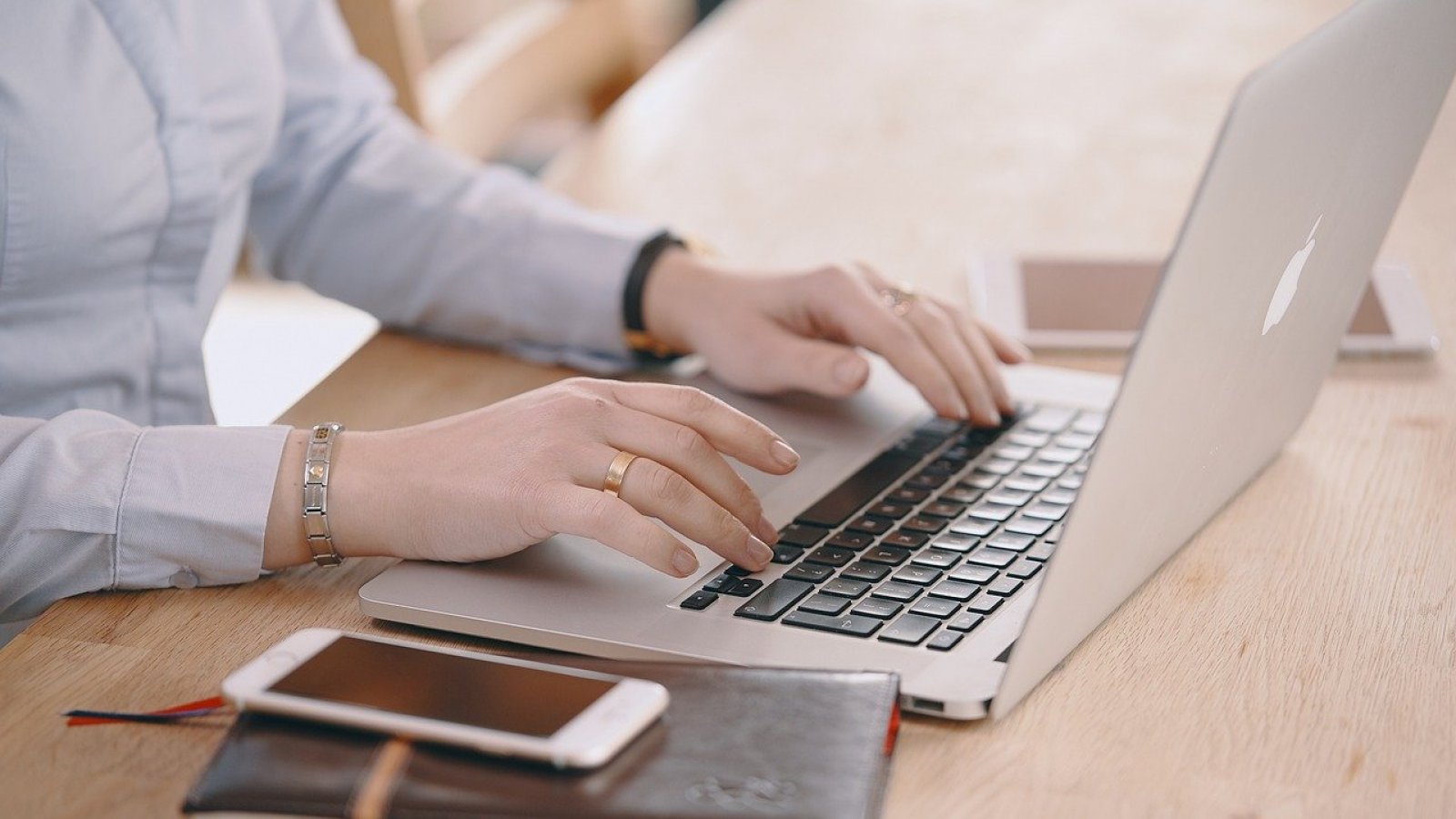 Notaría online. Hombre con computador.