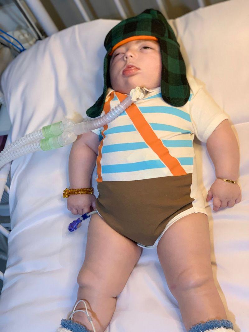 Ivy vestida con un traje de "El Chavo"