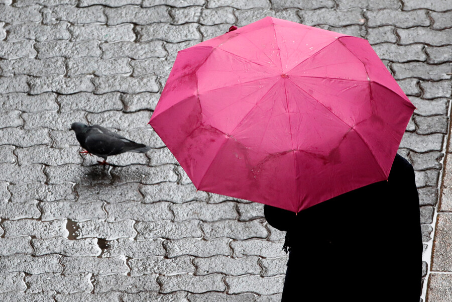 Persona con paraguas tras lluvia en Santiago