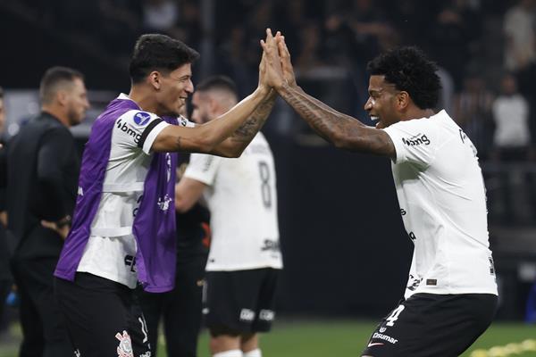 Celebración del gol de Corinthians ante Estudiantes