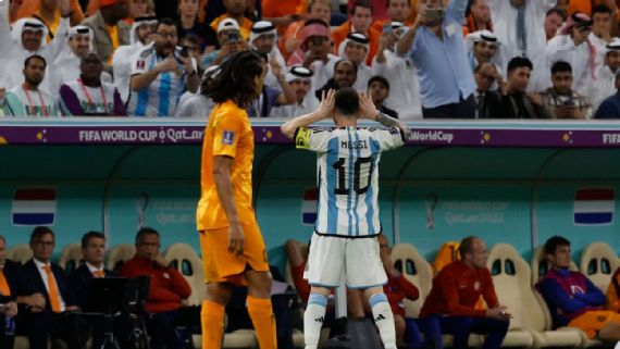 Messi celebrando gol frente a Louis Van Gaal