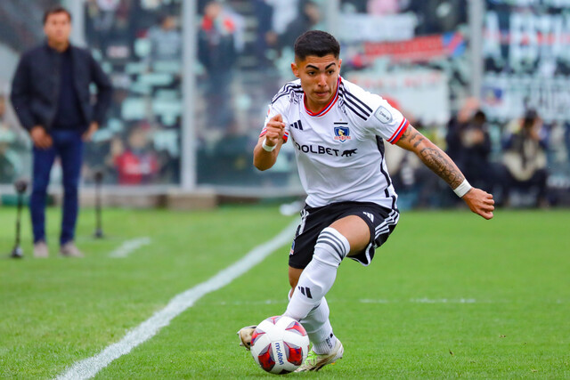 Jhordy Thompson disputando un partido por Colo Colo