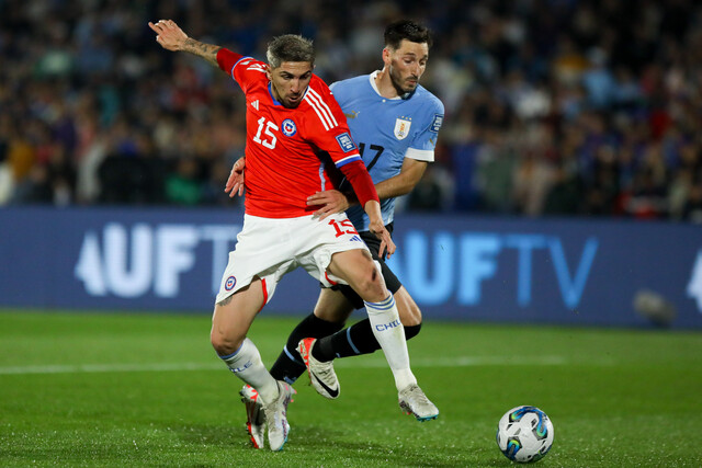 Diego Valdés disputando el balón contra la selección uruguay