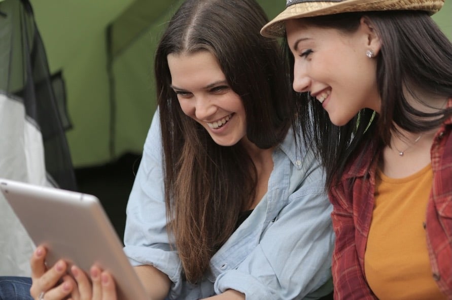 Grupo de amigas riendo. Chistes cortos.