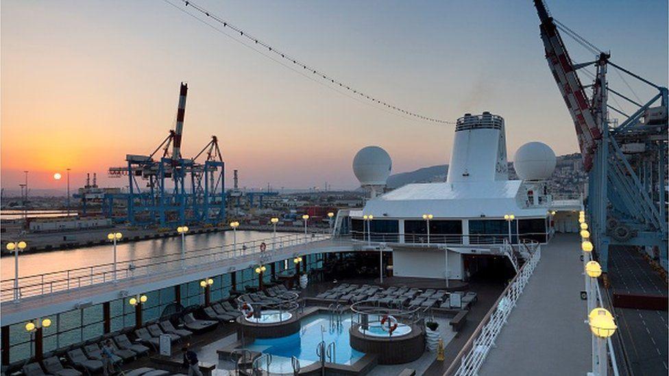 Barco en el puerto de Haifa, en Israel. 