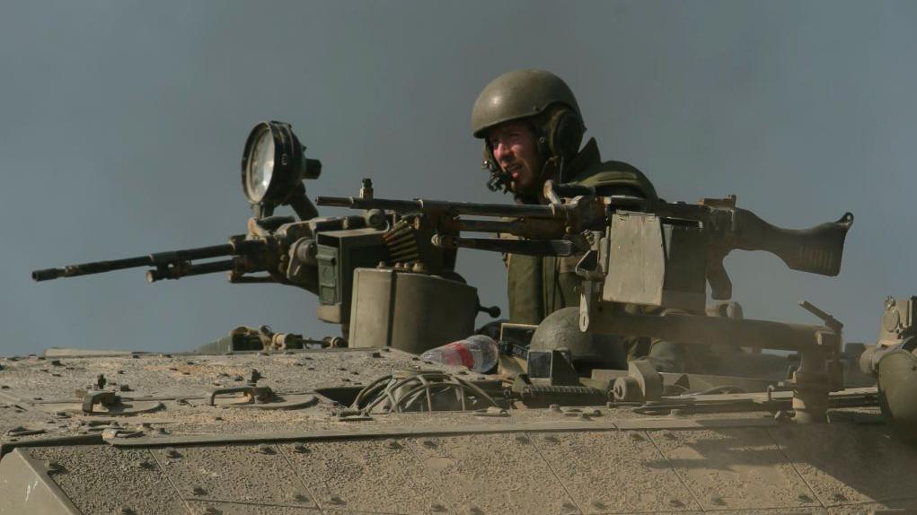 Un soldador israelí, en un tanque del Ejército. 