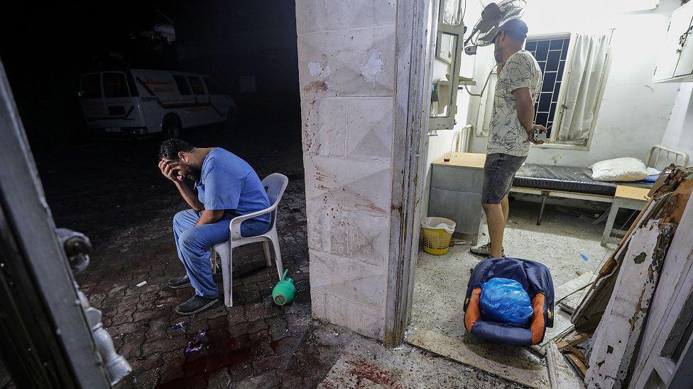 Un doctor sentado en medio de la destrucción