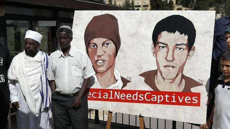 Familiares de los rehenes de Hamás, Avera Mengistu y Hisham Al Sayed, hacen campaña por su liberación en 2018.