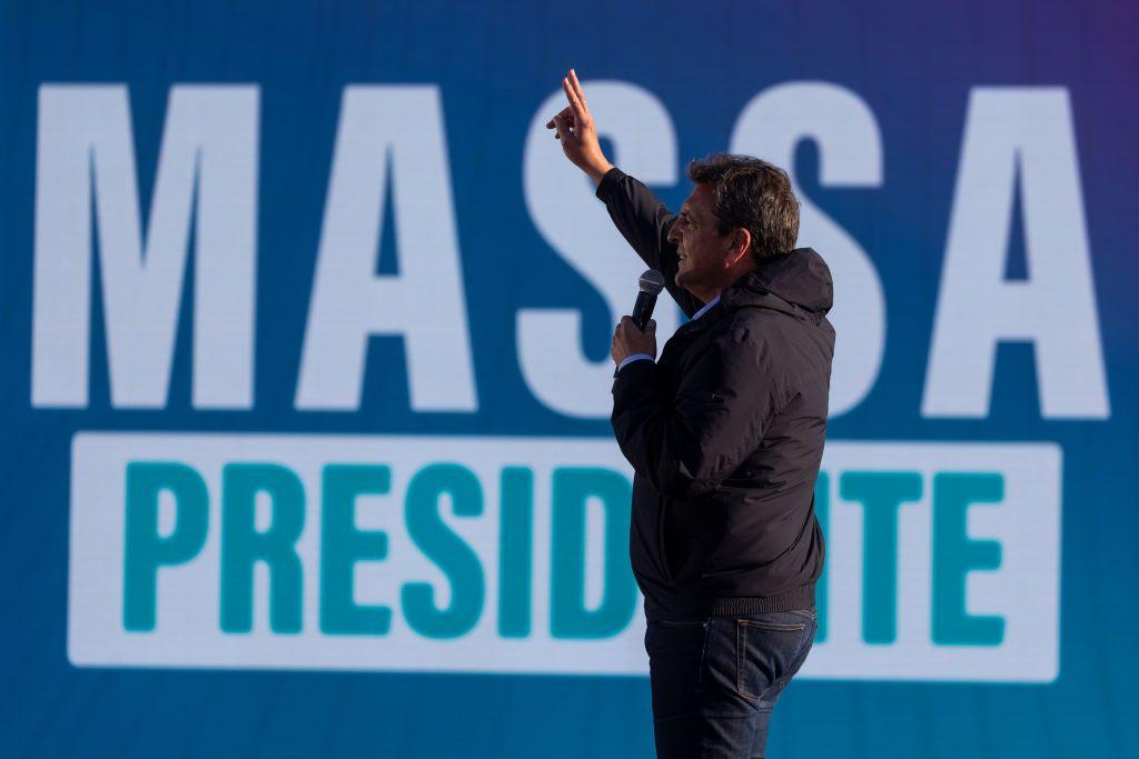 Massa con cartel atrás que dice "Massa presidente"