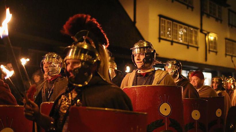Desfile de lugareños de Chester disfrazados de soldados romanos durante la celebración de las Saturnales