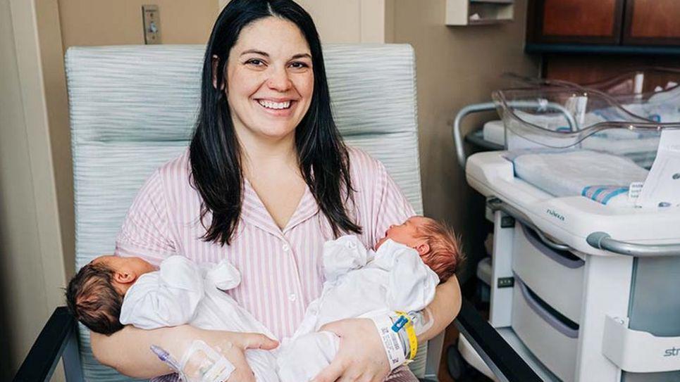 Kelsey Hatcher con sus gemelas recién nacidas.