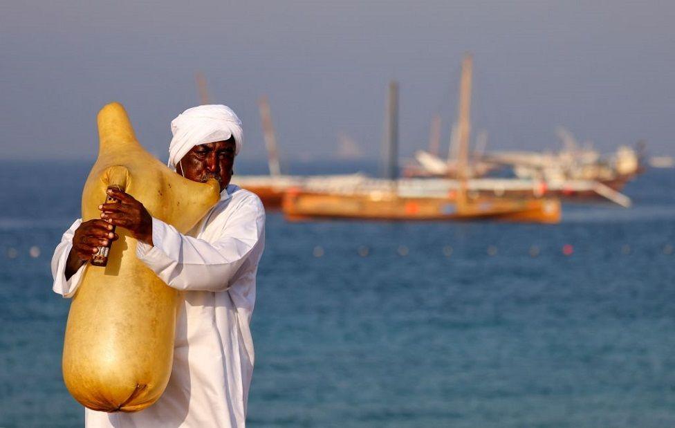 Un hombre emiratí toca el Habban, un tipo de gaita