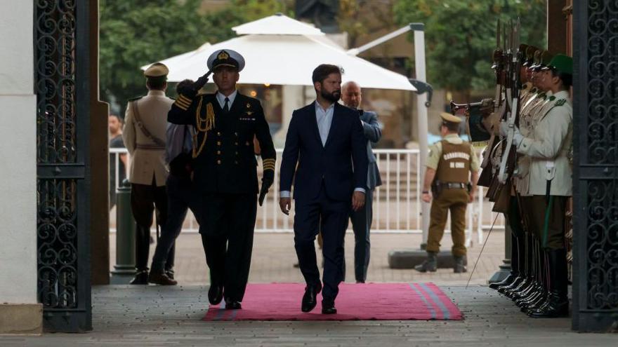 El presidente de Chile, Gabriel Boric, entrando a La Moneda