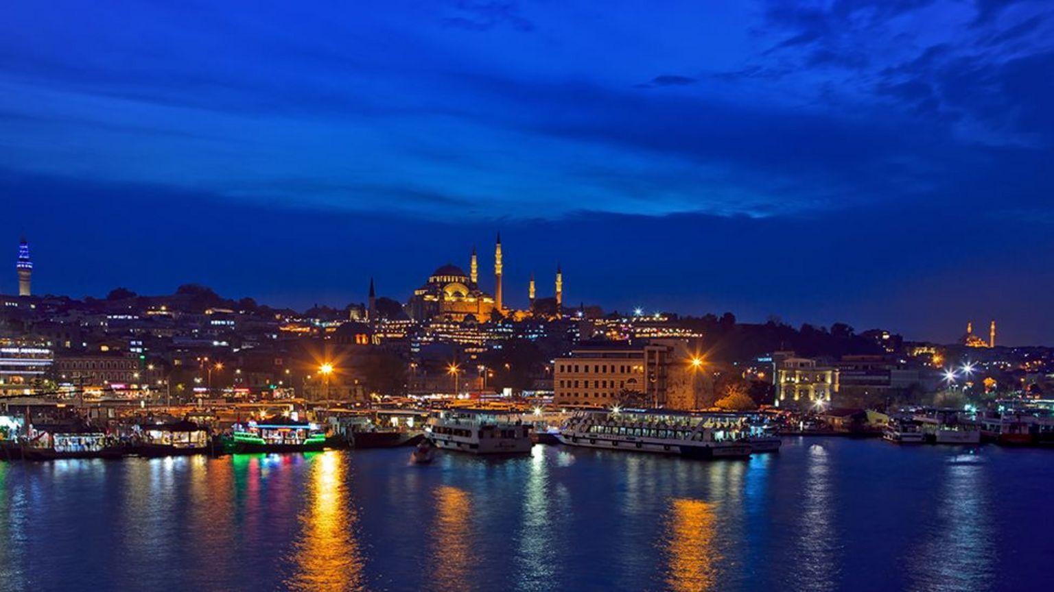 Panorámica nocturna de Estambul