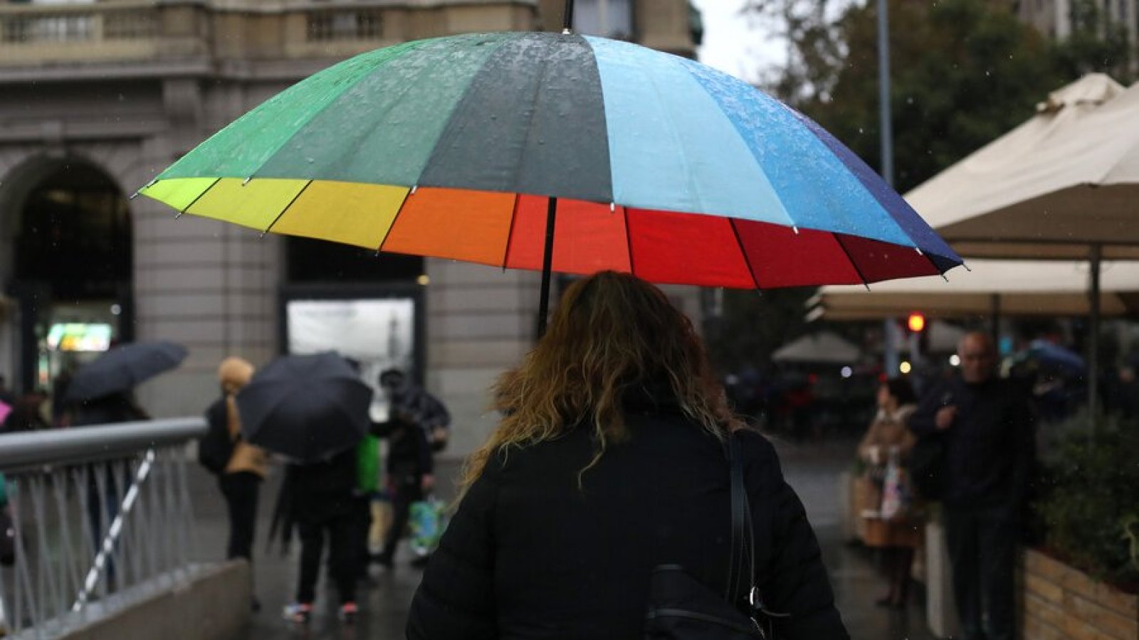 Persona con paraguas. Lluvia en Santiago.