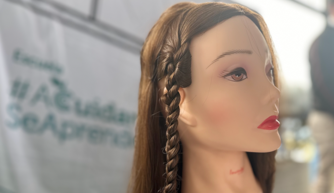 Maniquí con una trenza hecha en uno de los ejercicios prácticos. 