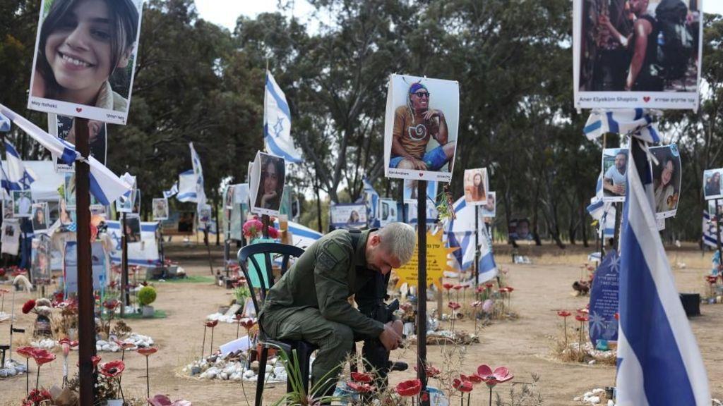 Un israelí en un sitio del ataque de Hamás