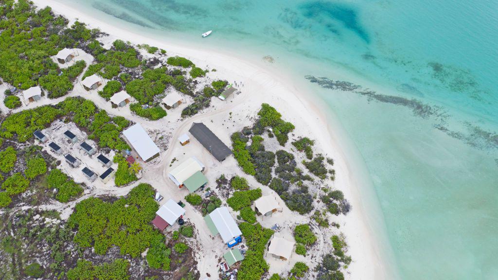 Casas al borde de una playa.