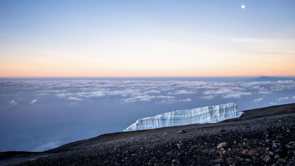 Un glaciar retrocediendo a lo largo de una montaña.