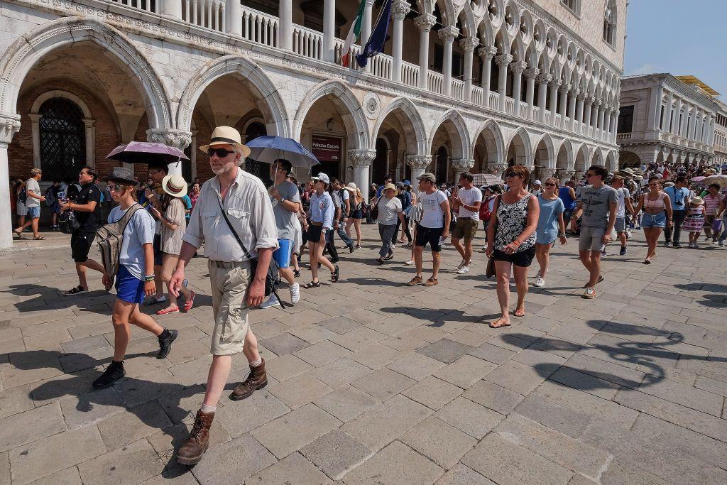 Un grupo de turistas paseando por la plaza San Marcos de Venecia