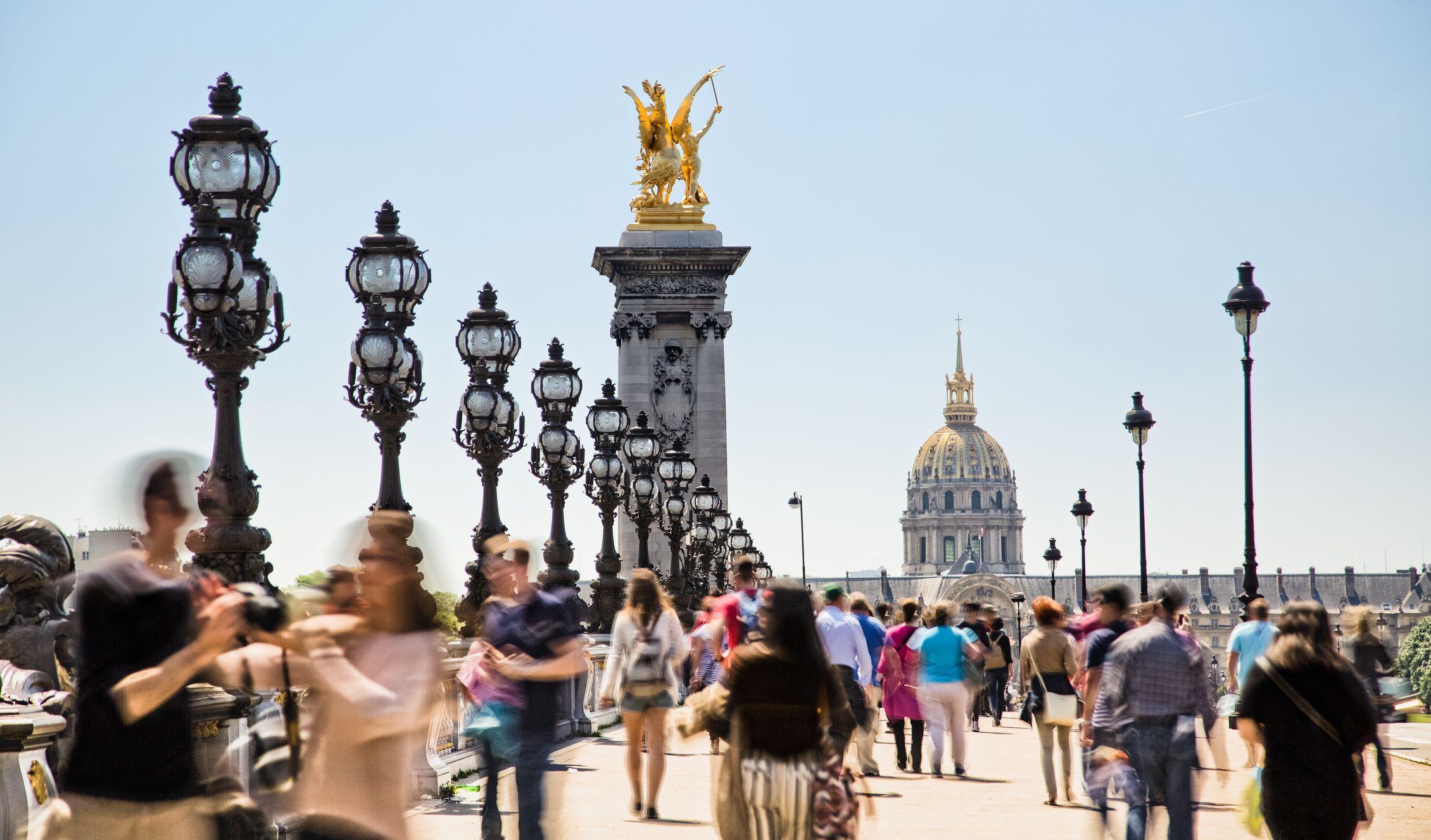 Un grupo de turistas en el puente Alejandro III de Paris