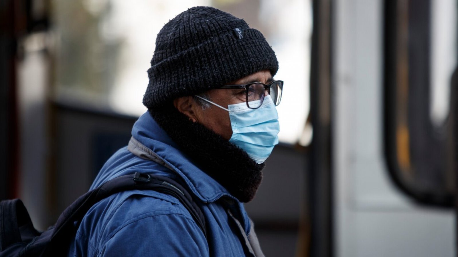 Hombre con mascarilla. Influenza