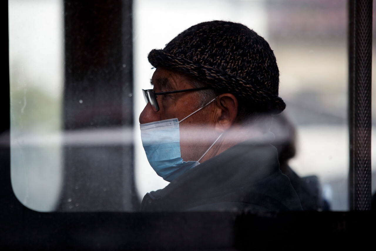 Hombre con mascarilla