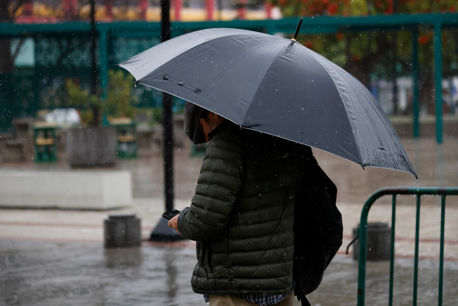 Persona bajo la lluvia. Lluvia en Chile