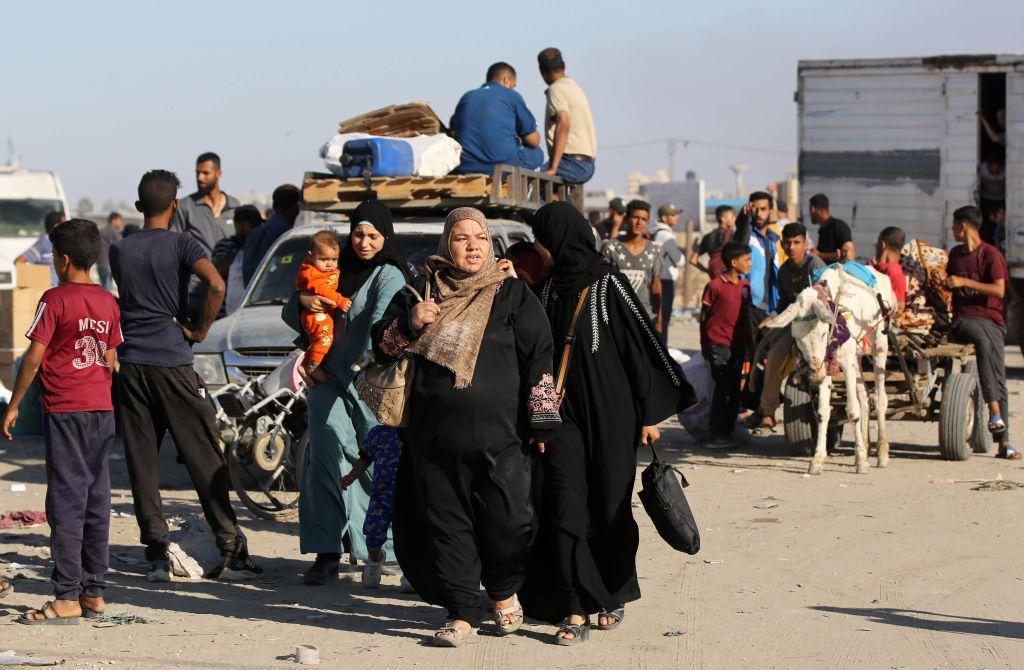 Palestinos se marchan de Rafah.