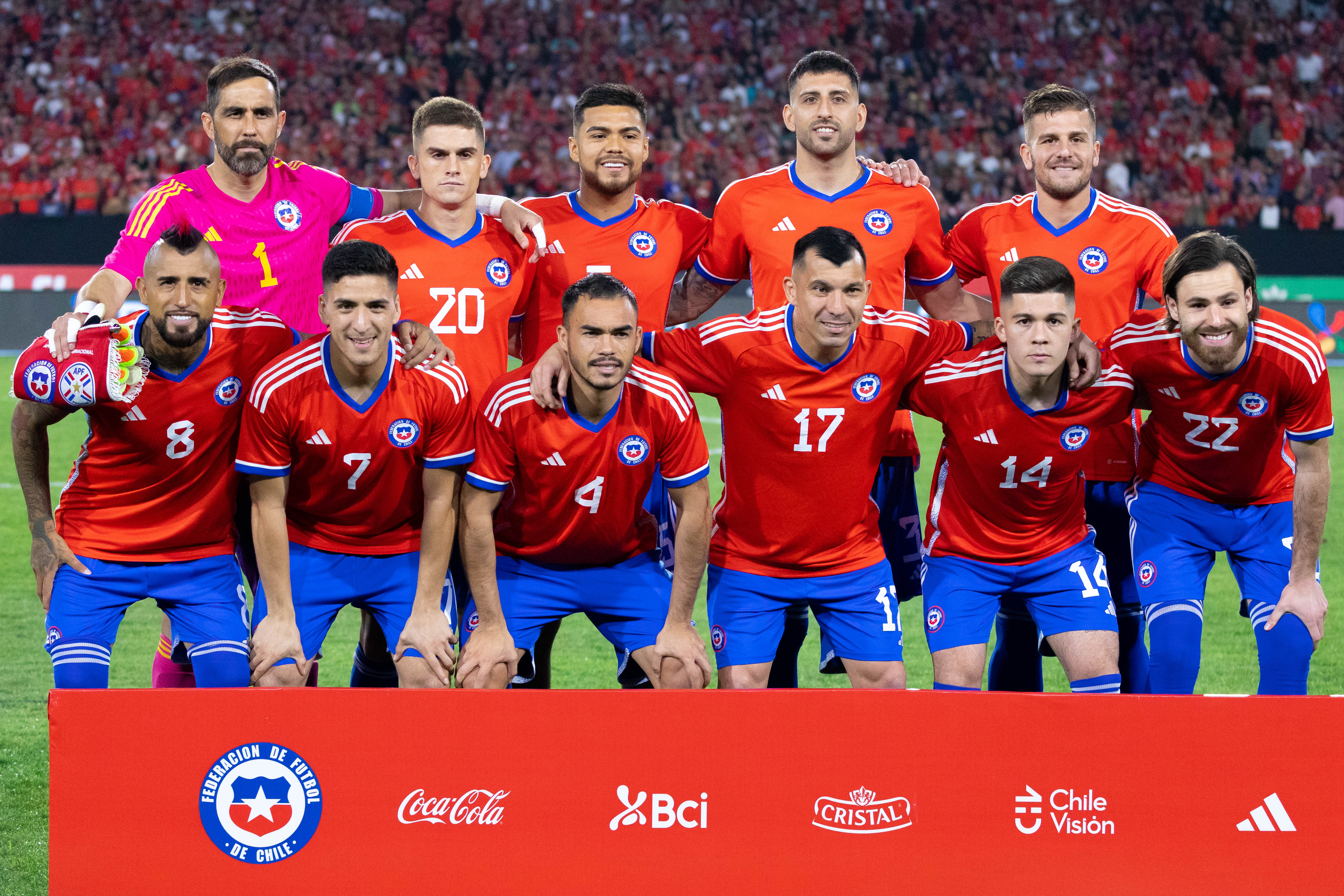 La roja, selección chilena.