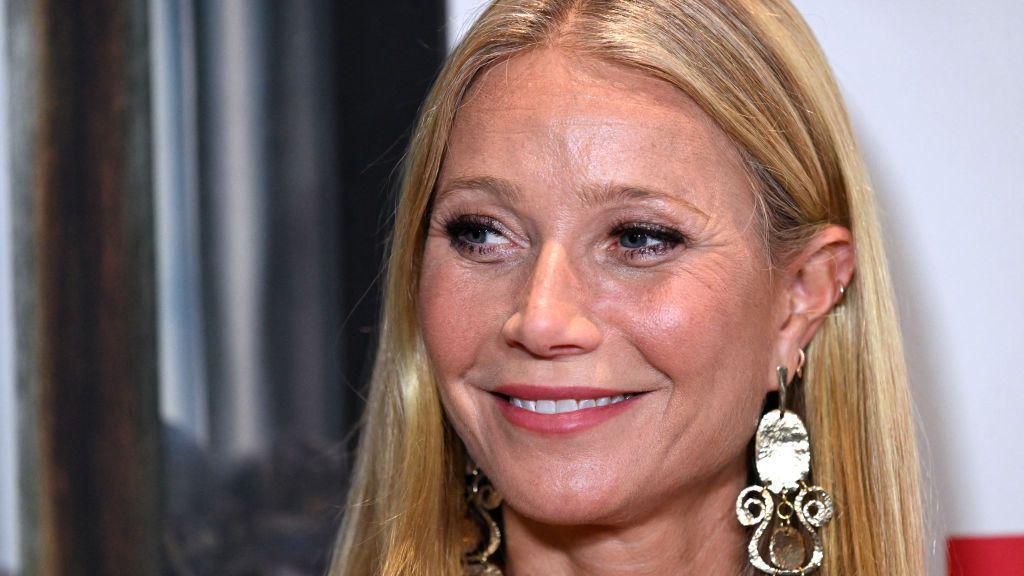 Gwyneth Paltrow llevando unos aretes grandes en un evento.