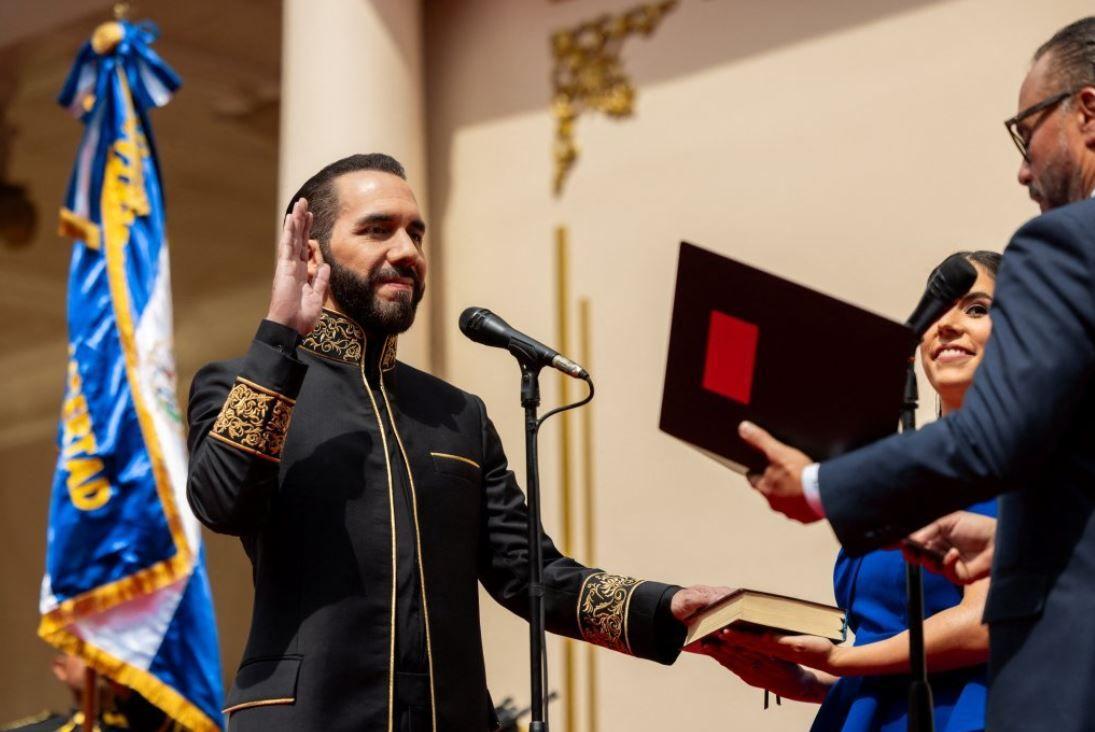 El presidente de la Asamblea Legislativa de El Salvador, Ernesto Castro (derecha), le pregunta a Nayib Bukele si jura el cargo de "presidente consitucional" de El Salvador durante la investidura el 1 de junio.